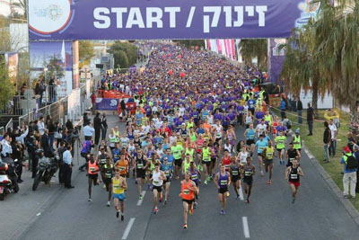 Các vận động viên tham gia giải chạy marathon tại Tel Aviv.